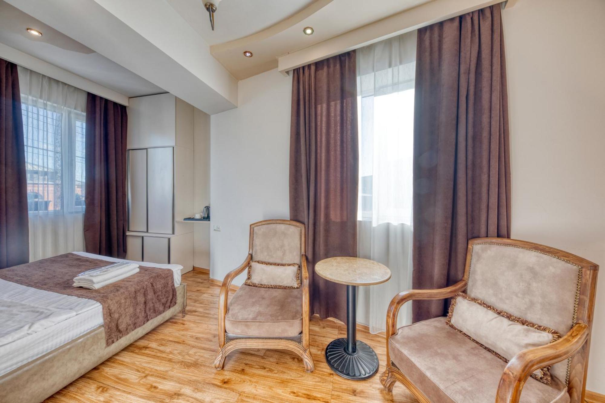 Aleppo Hotel Jerevan Exteriör bild